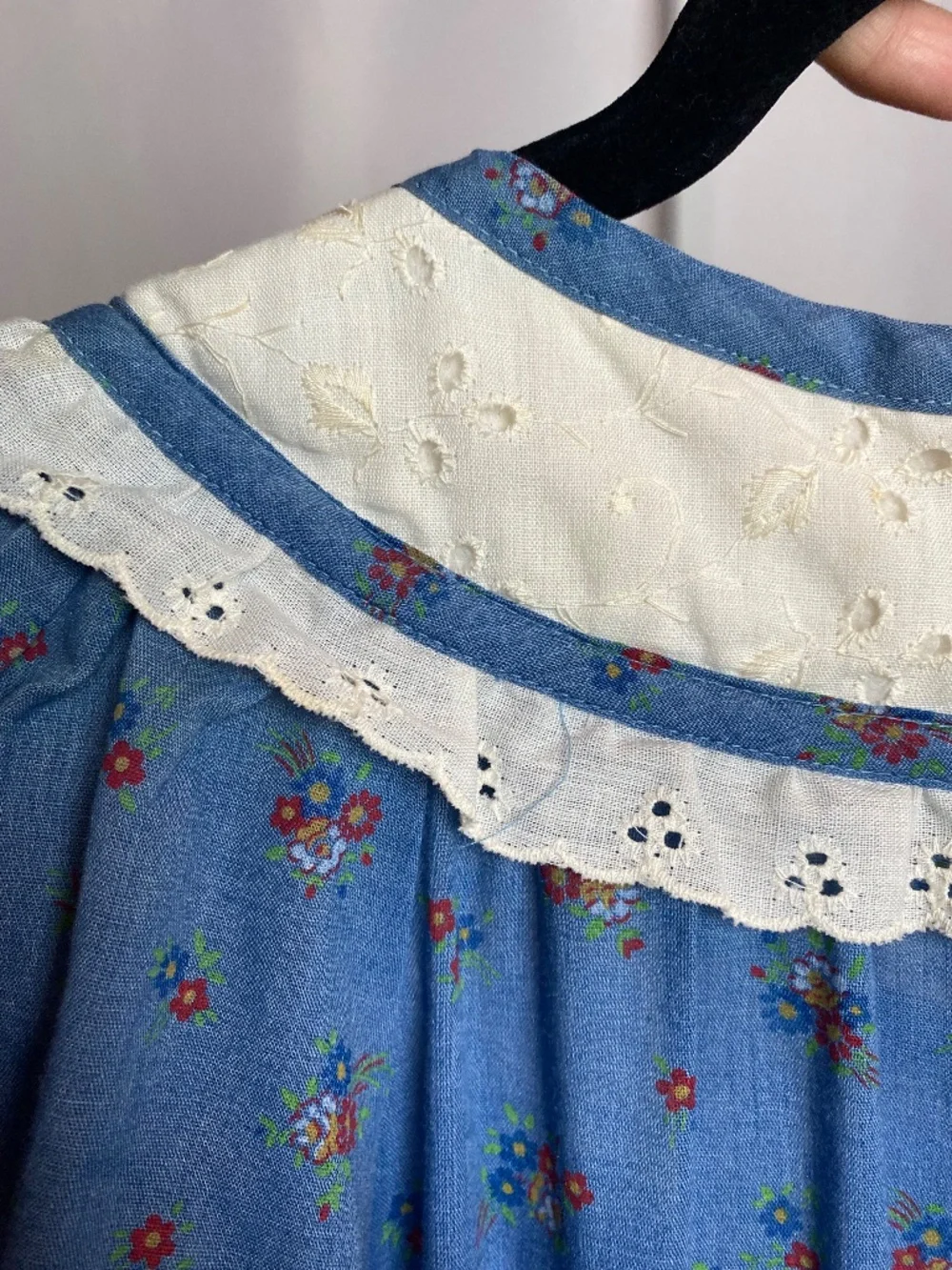 Vintage Womenʻs Light Blue Short Sleeve Prairie Style Floral Hawaiian Muʻumuʻu - Picture 13 of 15